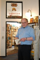 Ian Bild vor dem Eingang zum Worpsweder Antiquariat