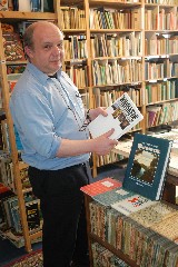 Ian Bild mit einem von �ber 45.000 B�chern im Worpsweder Antiquariat