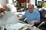 Ian Bild bei der Arbeit am Computer