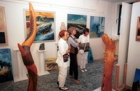 Kunt-Interessierte bei einer der zahlreichen Ausstellungen in Worpswede