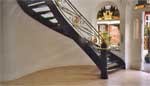 Wohnhaustreppe von Metallbau Behrendt: Schmiedeeisernes Gel�nder mit Messinghandlauf. Stufen aus schwarzem Granit.