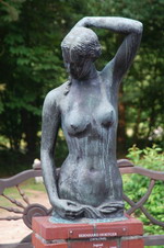 die von Bernhard Hoetger entworfene Skulptur "Darmst�dter Torso" am Kaffee Worpswede