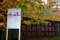 Hinweisschild bei der B�tjerschen Scheune im Herbst