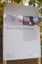 Hinweisschild �ber die geplante Restaurierung der B�tjerschen Scheune