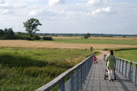Mutter mit Kind beim Ausflug �ber die Br�cke bei Melchers H�tte in der Hammeniederung zwischen Worpswede und der Kreisstadt Osterholz-Scharmbeck