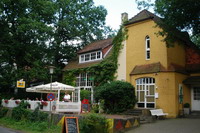 Im Haus der K�nstlerinnen Sophie und Clara Wencke in der Bergstrasse ist heute das Bistro Cafe Central