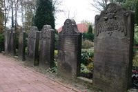 Die alten Grabssteine am Hauptweg zur Zionskirche