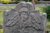 Detail eines alten Grabsteines am Hauptweg zur Zionskirche