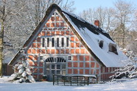 Auch im Winter eine der Haupt-Sehensw�rdigkeiten des K�nstlerdorfes Worpswede: Das schneebedeckte Haus im Schluh