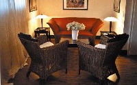 Sessel mit Sofa im Village (Hotel am Weyerberg)