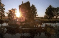 Torfkahn bei Sonnenuntergang auf der Hamme