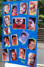 Fotogalerie von bunt geschminkten Kindern