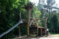 Holz-Kletterger�st mit Riesenrutsche