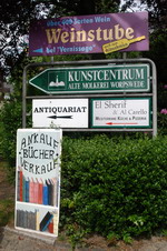 Hinweis-Schilder am Kunstcentrum Alte Molkerei