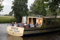 Touristen auf dem Ausflugsdampfer "MS Sansibar"