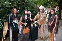 Indianer-Gruppe beim Open-Air-Galerien-Fest