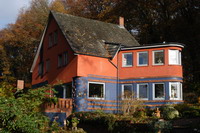 Das weinrot-blau gestrichene Ohler-Haus am Susenbarg