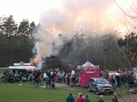 Spa� f�r Jung und Alt: Das Worpsweder Osterfeuer