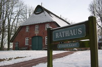Das heutige Rathaus im Winter bei Schnee