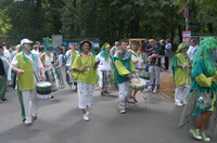 Samba-Gruppe "Los Bambeiros" beim Marsch durch die Bergstrasse