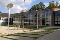 Ein Kunstwerk auf dem Schulhof: Skulptur "F�nf Sinne" von Gisela Eufe  und Teil des Schulzentrums