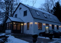 Buchenhof (Hotel Garni) (historische Jugendstilvilla des Malers Hans am Ende), Ostendorfer Str. 16, Tel.: 04792/93390, Fax.: 04792/933929, Mail: info@hotel-buchenhof.de, Homepage: www.hotel-buchenhof.de