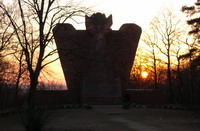 Der Niedersachsenstein bei Sonnenuntergang