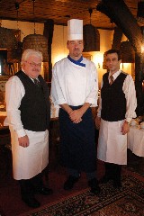Die Gesch�ftsf�hrer Gerold Hailer (links) und Khodr El-Seyed mit Chefkoch Ralf Kannwischer vom "Worpsweder Landhaus"