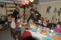 Betreuende M�tter beim Kinder-Geburtstag im Atelier f�r Kerzenkunst