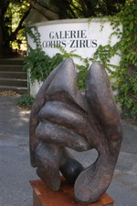 Kunstwerk vor der Galerie "Cohrs-Zirus" in der Bergstrasse