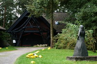 Hoetger-Skulptur und Nebengeb�ude im Garten vom "Kreativen Haus"