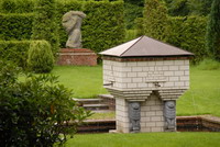 L�wenbrunnen - im Hintergrund Hoetgers "Wut"