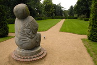 Blick auf den gro�en Hoetger-Garten mit Buddha im Vordergrund