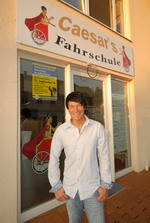 Fahrlehrer Matthias Caesar vor "Caesars Fahrschule" in Lilienthal