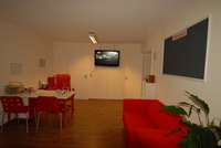 Foyer von "Caesars Fahrschule" mit TV
