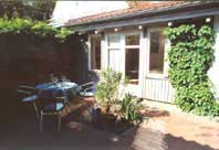 Der Gartenhof mit Rankern, Rosen und Stauden l�dt ein zum Entspannen