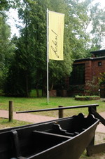 Torfkahn vor dem Philine-Vogeler-Haus im "Paula-Jahr"