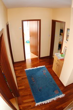 Diele mit Parkett im 1. Gescho�: Links die beiden Kinderzimmer, rechts: Eltern-Schlafzimmer, geradeaus: Badezimmer