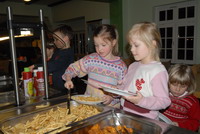 Junge M�dchen am Buffet