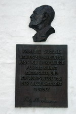Erinnerungstafel an den ersten Aufenthalt des K�nstlers Fritz Mackensen in Worpswede am Eingang zum ehemaligen Kaufhaus Stolte (heute "Die Speisekammer)