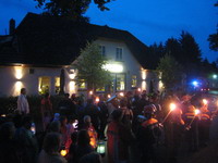 Kinder beim Laternenumzug zum Auftakt des Worpsweder Erntefestes vor dem Gasthof "Zum Hemberg"