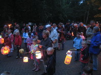 Kinder und ihre Eltern beim Laternenumzug zum Auftakt des Worpsweder Erntefestes