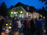 Der bunte Laternenumzug f�hrte vorbei am Gasthof "Zum Hemberg"