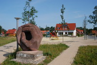 Skulptur vor dem Kinderspielplatz im Neubaugebiet in Worpswede