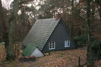 Das markante Nurdachhaus steht direkt am Niedersachsenstein auf dem Weyerberg
