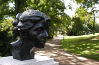 Die B�ste von Paula Modersohn-Becker steht hinter der Kunsthalle in den Wallanlagen in Bremen und wurde von Freundin Clara Rilke-Westhoff entworfen