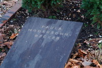 Grabstein des nach Paula Modersohn-Beckers damaligen Vorstellungen rekonstruierten Gedenkortes nahe der Friedhofskapelle
