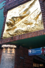 Eingang zur B�ttcherstra�e. Lichtbringer, Fassadenrelief von Bernhard Hoetger, April 1936, Bild des "Sieges unseres F�hrers �ber die M�chte der Finsternis"