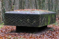 Auf 2 massiven Pfeilern aufgebauter Kalkstein zu Ehren Ludwig Roselius