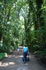 Mutter mit Kind beim Wandern durch die Worpsweder Natur